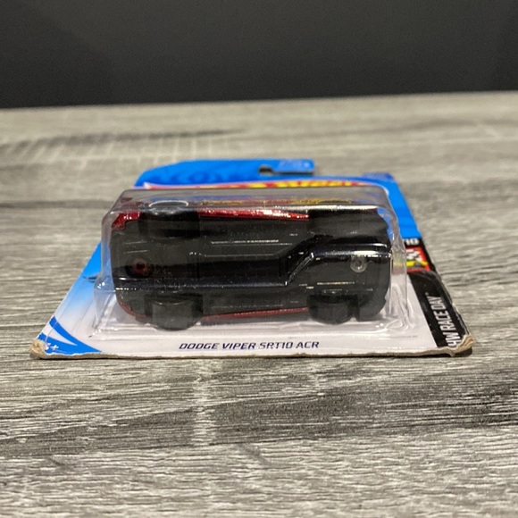 Hot Wheels | Race Day #7 of 10 Vehicles: Dodge Viper SRT10 ACR - 1:64 Scale - Picture 4 of 13